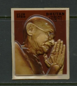 E609 Bután 1972 Gandhi 3D plástico 1 V. Estampillada sin montar o nunca montada - Imagen 1 de 1