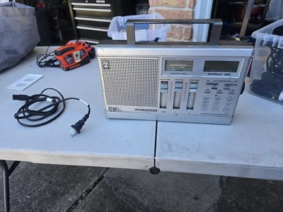 Grundig  Satellit 300 Compact World Band/Shortwave AM/FM Radio - Image 1 of 4