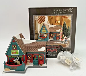 DEPARTMENT 56 SANTA'S REINDEER PETTING STABLE NO PEOPLE OR TREES - Picture 1 of 10