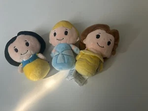 Juguete de peluche 3 Hallmark Itty Bittys Princess, Bella, Cenicienta, Blancanieves - Imagen 1 de 4