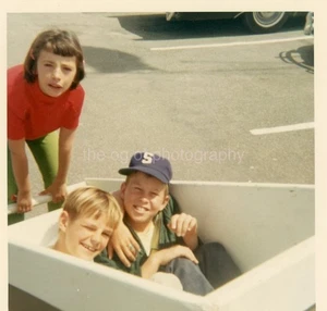 FOTO VINTAGE ENCONTRADA BORDE BLANCO COLOR INSTANTÁNEA ORIGINAL FML 510 LA 81 A - Imagen 1 de 1