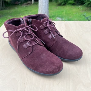 Clarks Women's Size 7.5 Desert Boots Suede Ankle Lace Up And Side Zip Burgundy - Picture 1 of 11