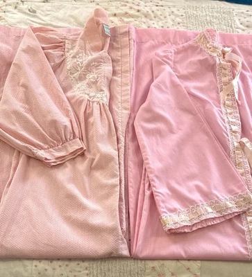 Lot 2 Vintage Gilligan & O'Malley Snap Seersucker Robe Sz Small Handmade Pink - Image 1 of 4