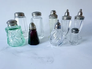 Vintage Lot 2 Paar und 5 einzelne Salz- und Pfefferstreuer aus Glas mit Vertiefung - Bild 1 von 21