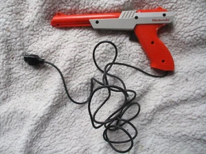 Original 1985 Nintendo NES Zapper Duck Hunt Gun Authentic NES-005 Controller - Picture 1 of 12