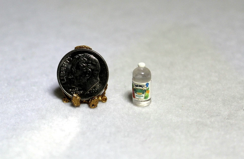 Botella pequeña de vinagre Heinz miniatura para casa de muñecas Foto 1 de 1