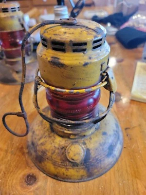 Antigua linterna Embury Utility Traffic Gard No. 40 con globo y gancho rojo Embury Foto 1 de 4