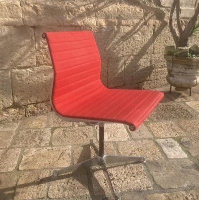 Sedia Vintage EA106 dei Fratelli Eames per Hermann Miller - Immagine 1 di 4