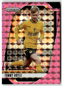 2024-25 Panini Prizm Premier League No. 220 Tommy Doyle Pink Mosaic Prizm - Bild 1 von 2
