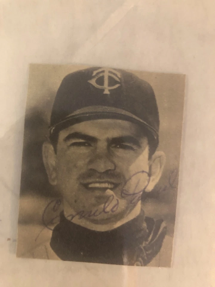 Minnesota Twins CAMILO PASCUAL autographed 1.75"x2.25" newspaper cut photo - Image 1 of 1