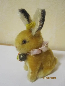 Steiff Hase 50-er Jahre (Knopf, Fahne, Brustschild, Glöckchen, rosa Schleife) - Bild 1 von 4
