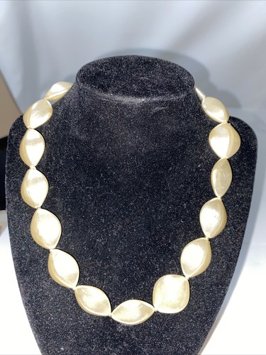 OFF WHITE Collana Choker Vintage Lucida 4 Lati Perline Bianco Fuoco 16". Distanziatori oro. Caratteristiche tecniche