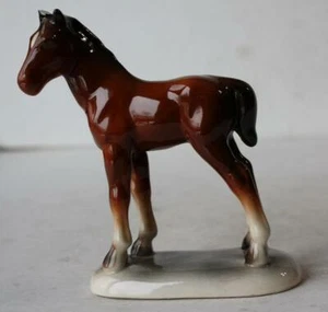 Estatuilla de potro caballo Herlwig Alemania de pie cerámica porcelana pintada a mano CHIP - Imagen 1 de 1