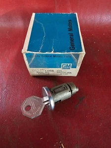 Nuevo de Lote Antiguo 1948-1965 Buick Chevy Cadillac Cilindro de Bloqueo de Encendido y Llave Original GM 1468116 - Imagen 1 de 12