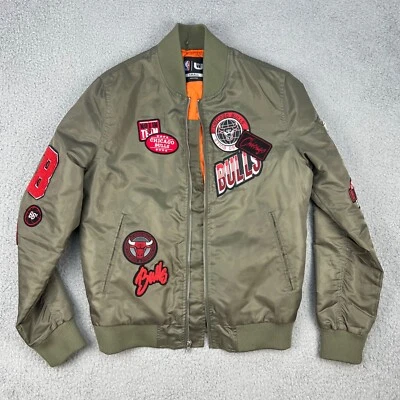 NBA UNK Chicago Bulls Chaqueta de Bombardero Adulto Pequeña Verde Oliva Naranja Logo Parches Foto 1 de 4