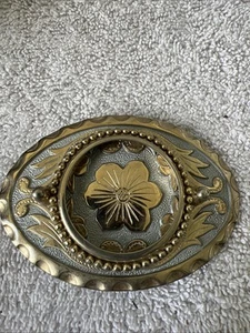 Vintage Western Gürtelschnalle Blumenmuster Gold mit silbernem Hintergrund. Schön - Bild 1 von 8