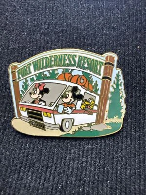 Broche Disney Resorts Fort Wilderness Mickey, Minnie e Pluto em RV Camper Van - Imagem 1 de 2