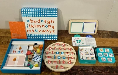 Lovevery: Juego de alfabeto móvil, tablero de ayuda diario y azulejos de plan para adelantarse - NUEVO Foto 1 de 4