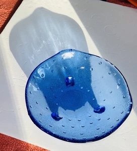 Mid Century Modern Art Glasschale KORNBLUMENBLAU Schuhnagel Dreibein mit Fuß 9 Zoll - Bild 1 von 3