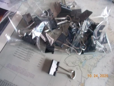 Lote de 25 clips de carpeta sin usar de 3/4" de ancho, capacidad de 3/8", negro y plateado Foto 1 de 2