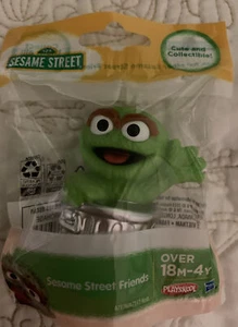 SESAME STREET Oscar the Grouch. PLASTIC FIGURE TOY CAKE TOPPER NEW! 2.5 In. Tall - Picture 1 of 2