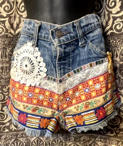 LEVI 505 Shorts Jan Carlin Original Embroidered Jeans, Irish Lace Crochet W-30 - Picture 1 of 18