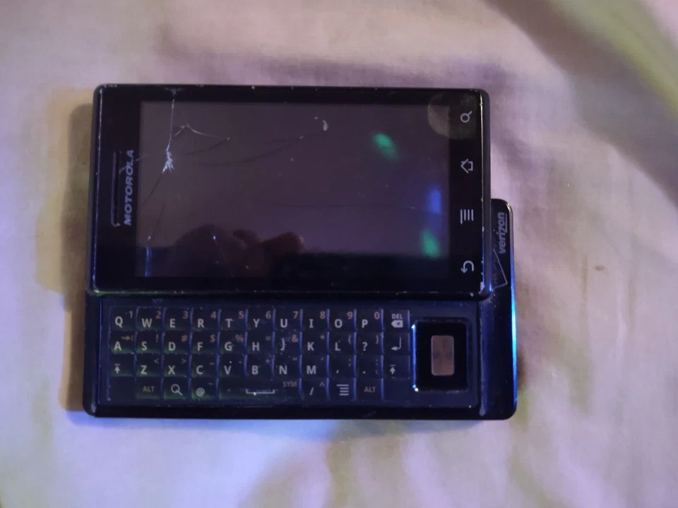 motorola verizon droid a855 smart phone 3g android full-keyboard wifi for parts - Image 1 of 3