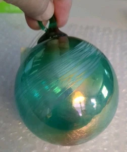 Estudio de ojos de vidrio soplado a mano adorno de Navidad orbe verde dorado iridiscente con etiqueta - Imagen 1 de 9