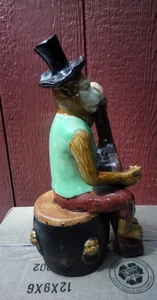 Vintage Keramik Affe Figur spielt Bass sitzend auf Fass handbemalt 10" - Bild 1 von 5