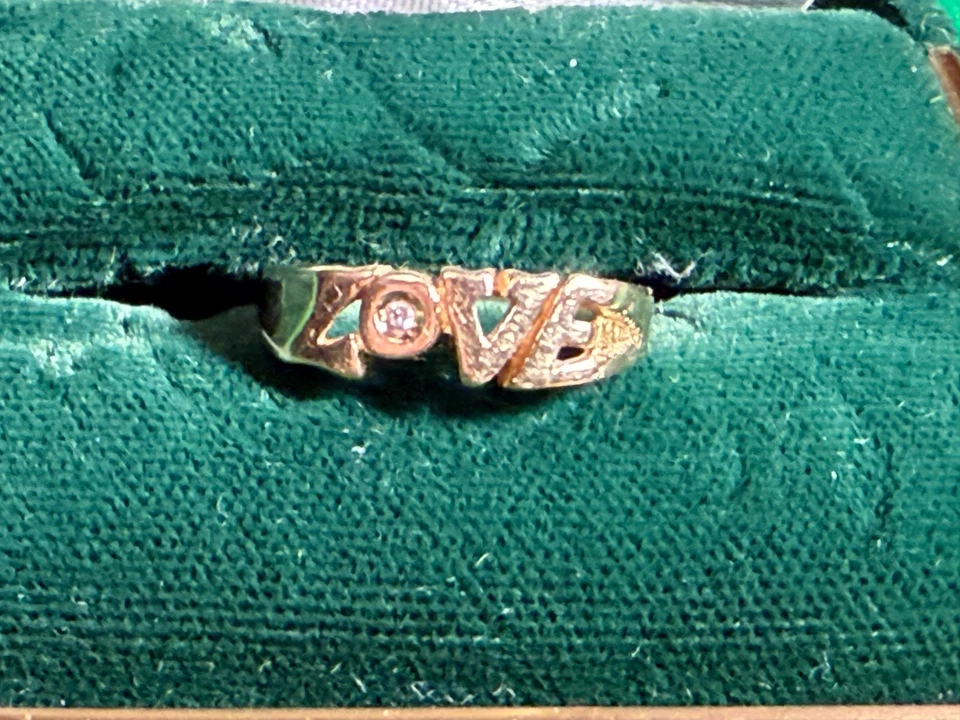 Anillo de Colección Oro 14k LOVE Banda con Pequeño Diamante, Estampado 14K-L&J Foto 1 de 3