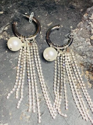 Ultra lange Silber Ohrringe Creolen mit funkelnden Strass Ketten und Perle weiß - Bild 1 von 4