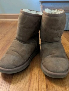 Kids Ugg Classic II Short Warm Sheepskin Lined Winter Boots Big Kids Size 4 - Picture 1 of 7