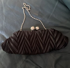 Women’s Black Pleated Satin Evening Clutch Purse With Silver Color Chain - Bild 1 von 4
