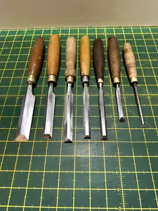 QUALITY SET OF 7 no. VARIOUS VINTAGE ENGLISH MAKERS GRADUATED BEVEL EDGE CHISELS - Picture 1 of 8