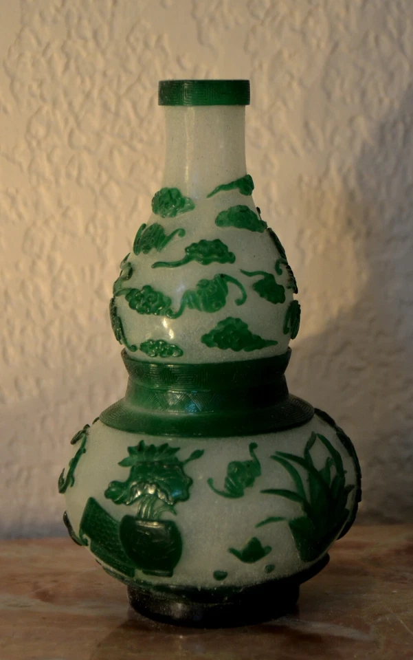 Jarrón antiguo chino de calabaza de vidrio de Pekín - murciélagos y diseños de motivos florales Foto 1 de 4