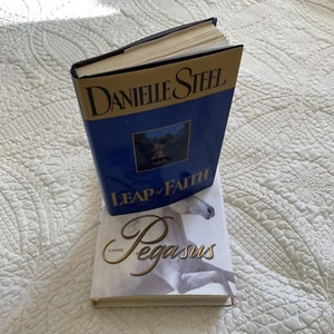 Lot of 2 Danielle Steel General Fiction Hardback Books - Leap Of Faith / Pegasus - Bild 1 von 9