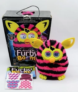 Hasbro Furby Boom 2013! Juguete electrónico interactivo habla tiras rosas con caja - Imagen 1 de 10