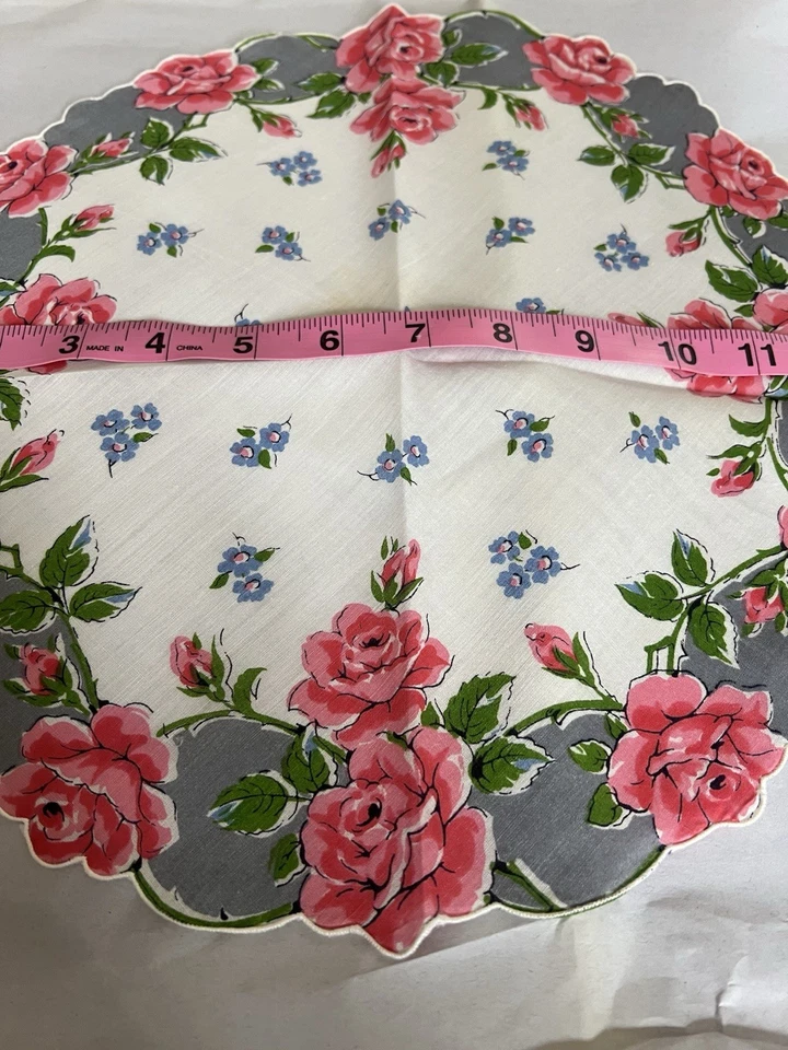 Pañuelo Vintage Redondo Gris Borde Rosa Rosas Violetas En muy buena condición ✅ Foto 1 de 1