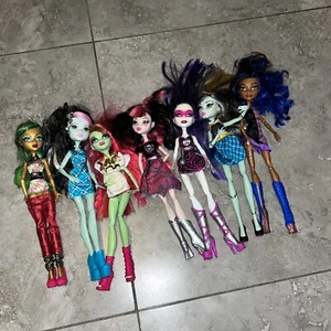 Monster High Lot of 7 dolls with accessories Dragulaura Ghouls 2008 Mattel - Picture 1 of 6