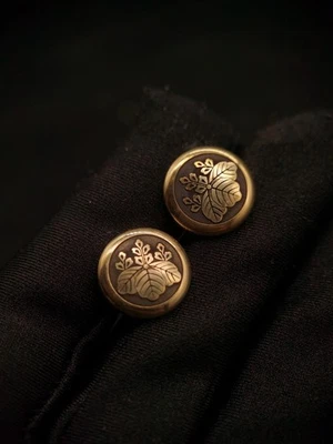 Menuki redondo tipo japonés Kiri Mon para wakziashi y tanto Y074 Foto 1 de 4