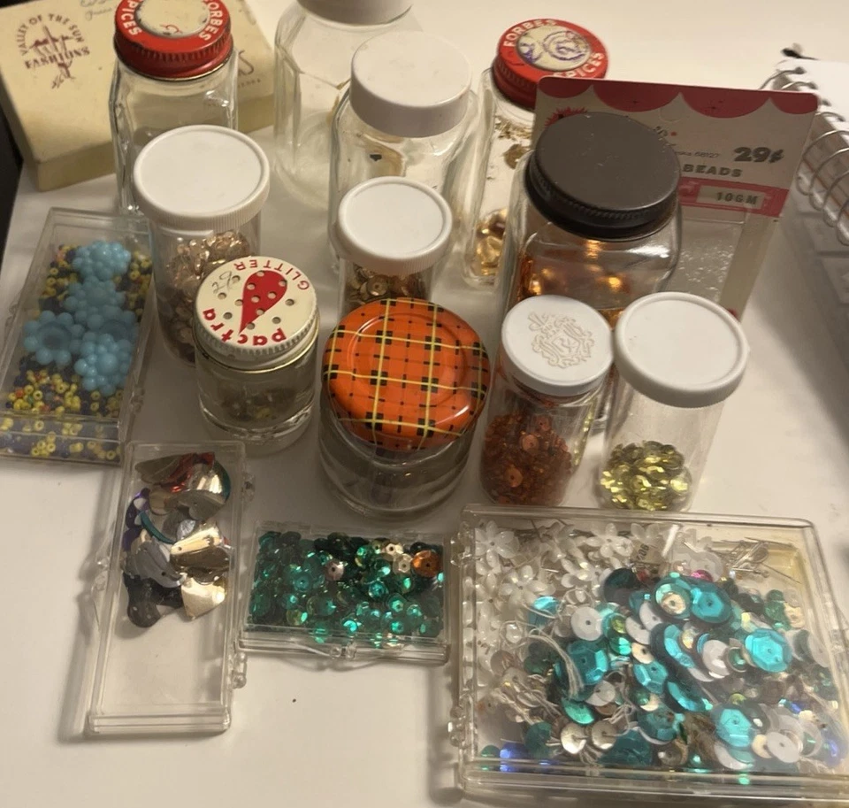 Contas de artesanato vintage lantejoulas em frascos vintage, glitter roxo, branco, verde azul - Imagem 1 de 4