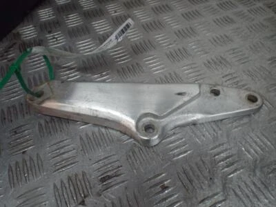 Suzuki GS1100 GL GS1100 GL 1982-1984 Left Footpeg Hanger Bracket  - Imagem 1 de 4