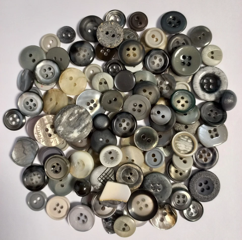 100 kleine Knöpfe grau Mischung Konvolut Basteln - Bild 1 von 1