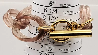 Brazalete Firmado J.CREW Tono Dorado Rosa Lucita Forma 10" Cierre Abierto Foto 1 de 3