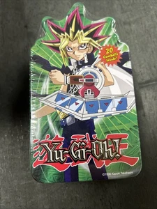 Yu-Gi-Oh! Estuche de transporte de tarjetas Gumball Toy Site 2005 lata verde - Imagen 1 de 1