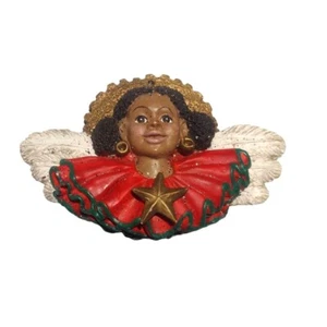 Ornamento natalizio viso angelo afroamericano con vestito rosso resina 4" regalo - Foto 1 di 3