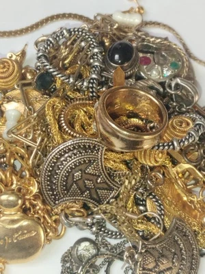 Lot de bijoux fantaisie , modernes, anciens et/ou vintage - Immagine 1 di 4
