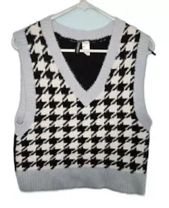H&M Divided Fuzzy/Soft Black and White Houndstooth Sweater Vest Size Medium - Picture 1 of 5