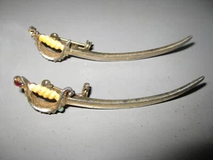 2 alfileres de espada vintage bisutería - Imagen 1 de 8