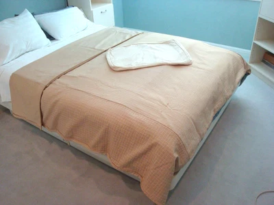 Funda nórdica y almohada Macy's Hotel Collection tamaño queen dorada suave Foto 1 de 4